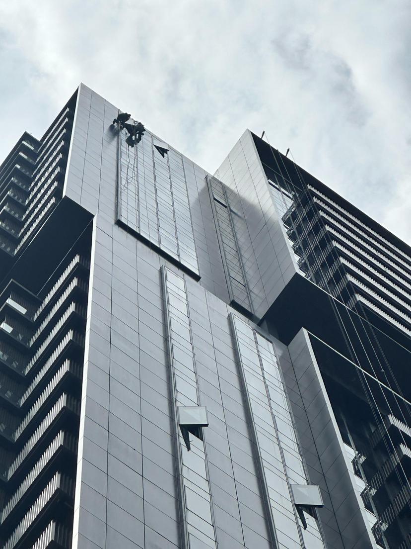 High-rise building project in Singapore with rope access