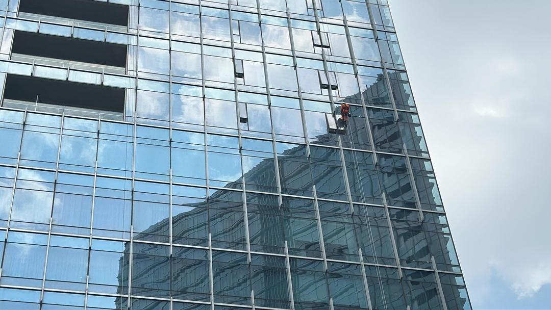 Signature high-rise building project in Singapore using gondola and mast climber