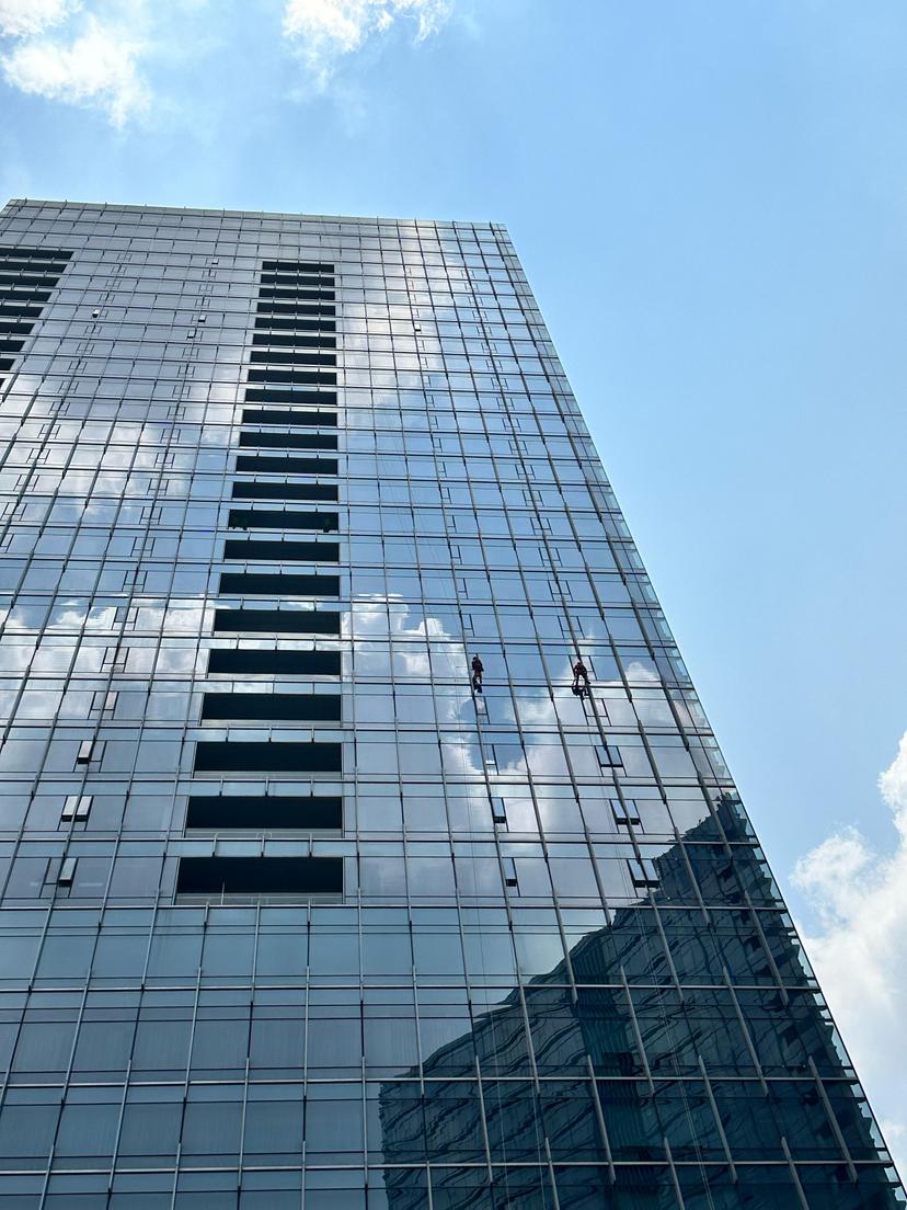 Singapore high-rise project with gondola and rope access